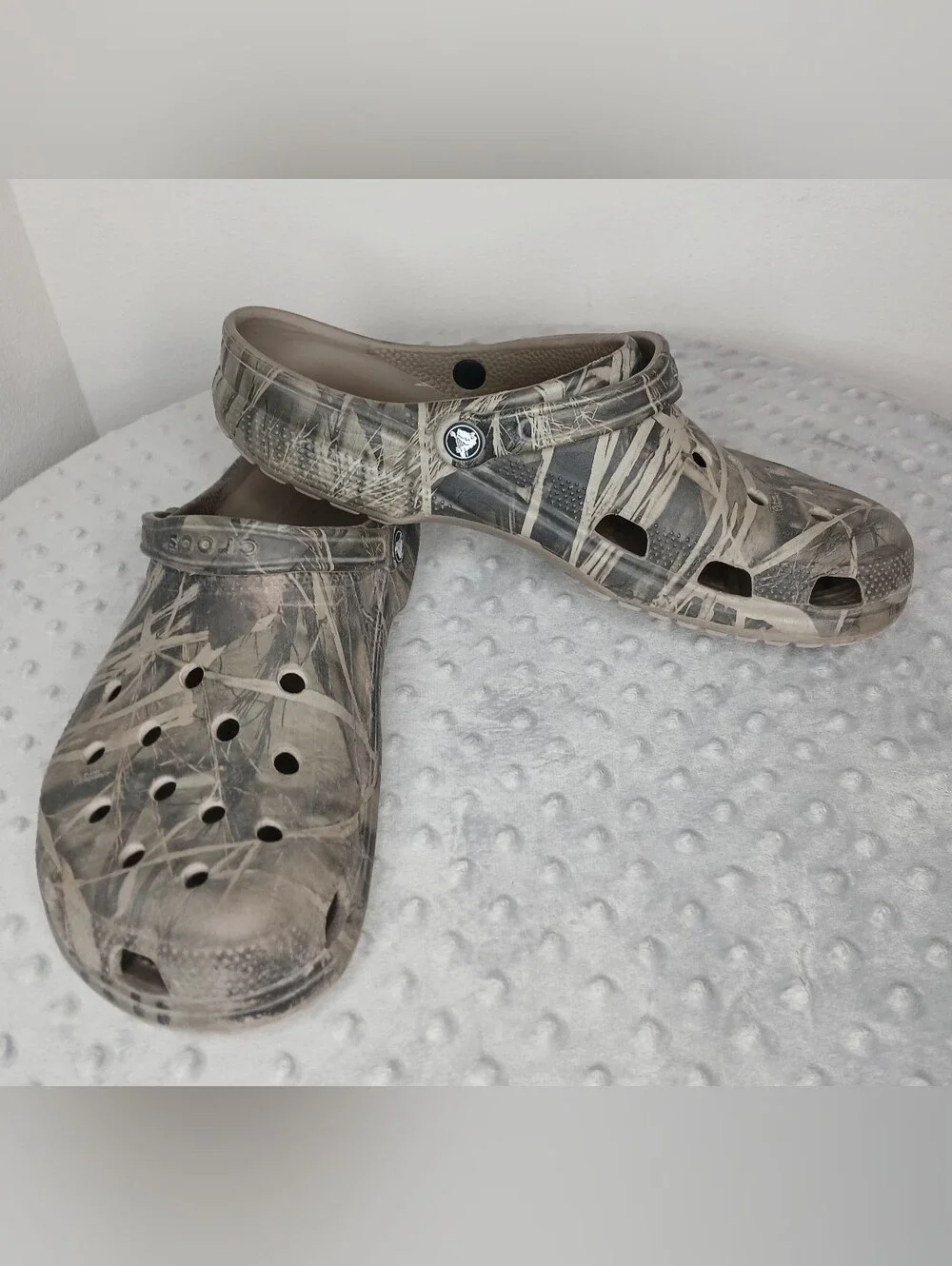 Crocs Classic Camo Men's Clog - Tan/Gray
